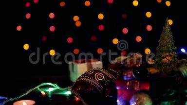 圣诞礼物盒、球和圣诞树，背景上有闪烁的灯光